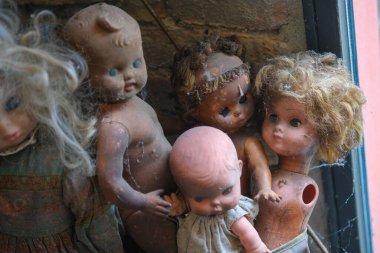 Eski oyuncak bebekler toz ve kırıklarla terk edilmiş. Yüksek kalite fotoğraf