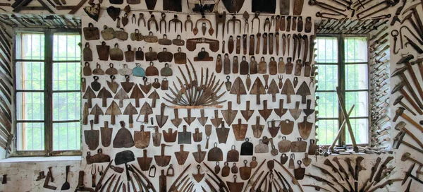 Bulaşıcı Kültürün Duvarlarında Asılı Eski Paslı Aletleri Yüksek Kalite Fotoğraf — Stok fotoğraf