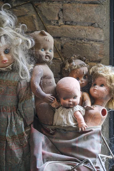古い人形は塵と壊れたまま放棄された 高品質の写真 — ストック写真