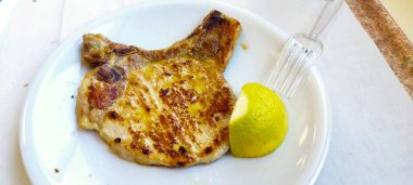 Limonlu ızgara pirzola. Yüksek kalite fotoğraf