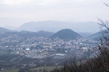 Reggio Emilia 'daki Bismantova Taşı tepeden günbatımına kadar panoramik. Yüksek kalite fotoğraf