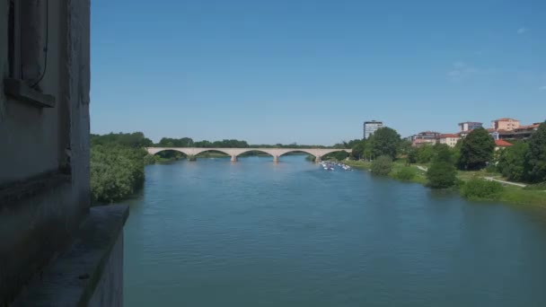 Puente cubierto panorama Pavía con el río Ticino — Vídeos de Stock