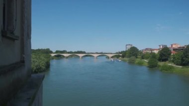 Panorama, Pavia köprüsünü Ticino nehri ile kapladı.