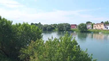 Panorama, Pavia köprüsünü Ticino nehri ile kapladı.