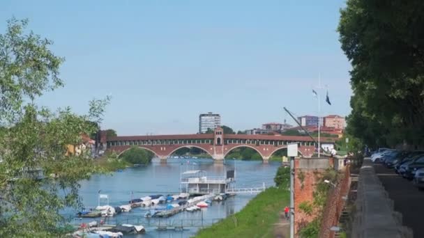 Panorama overdekte brug Pavia met de Ticino rivier — Stockvideo