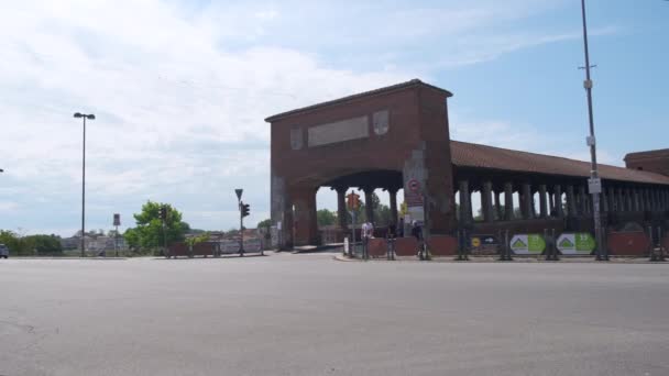 Covered bridge in Pavia, city traffic — Stock Video