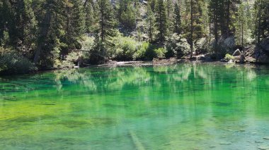 Zümrüt yeşili suyla Valle Stretta Torino 'daki Yeşil Göl manzarası. Yüksek kalite fotoğraf
