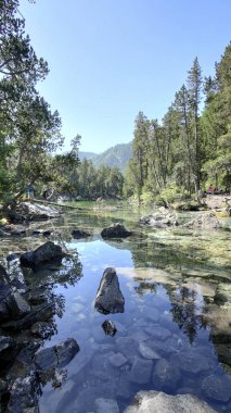 Zümrüt yeşili suyla Valle Stretta Torino 'daki Yeşil Göl manzarası. Yüksek kalite fotoğraf