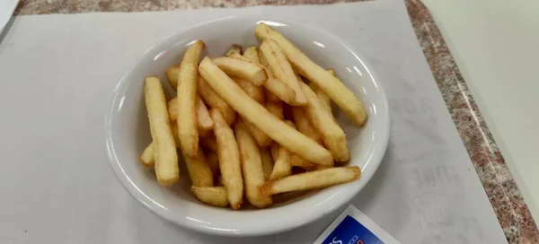 Pommes Frites Vit Matsal Tallrik Högkvalitativt Foto — Stockfoto