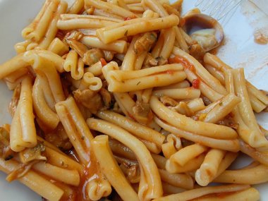 Balık, deniz ürünü ve domates soslu strozapreti makarna. Yüksek kalite fotoğraf