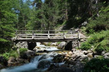 Rio di Valle Caddesi üzerindeki köprüyü uzun süre görebiliyoruz. Yüksek kalite fotoğraf