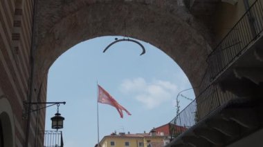 Piazza delle Erbe merkezi Verona bayrağı San Marco aslanı ve kıyı kemerinde gizemli balina kemiği 