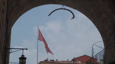 Piazza delle Erbe merkezi Verona bayrağı San Marco aslanı ve kıyı kemerinde gizemli balina kemiği 