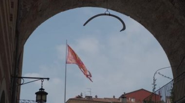 Piazza delle Erbe merkezi Verona bayrağı San Marco aslanı ve kıyı kemerinde gizemli balina kemiği 