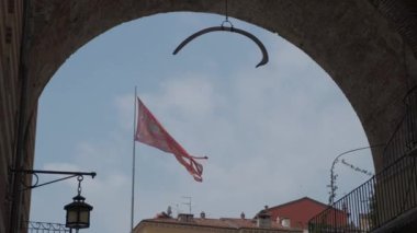 Piazza delle Erbe merkezi Verona bayrağı San Marco aslanı ve kıyı kemerinde gizemli balina kemiği 