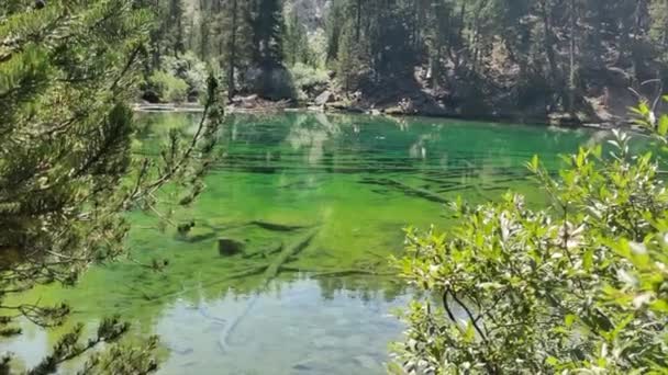 Вид на Зеленое озеро в Вятке с изумрудно-зеленой водой — стоковое видео
