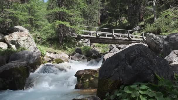 Vista del puente sobre el Río di Valle Estrecha larga exposición — Vídeos de Stock