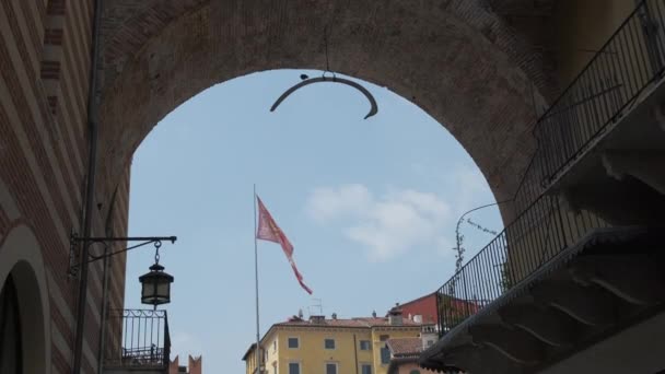 Piazza delle Erbe bandiera veronese centrale con il leone di San Marco e misterioso osso di balena nell'arco della costa — Video Stock