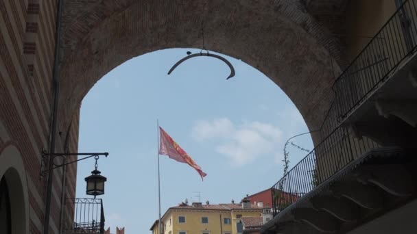 Piazza delle Erbe merkezi Verona bayrağı San Marco aslanı ve kıyı kemerinde gizemli balina kemiği — Stok video