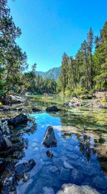 Zümrüt yeşili suyla Valle Stretta Torino 'daki Yeşil Göl manzarası. Yüksek kalite fotoğraf