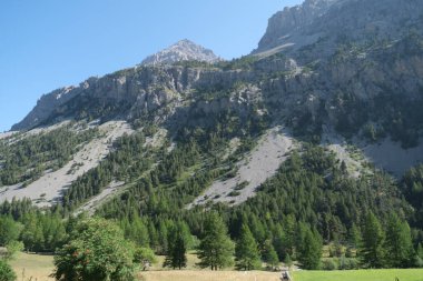 Valle Stretta Torino 'daki dağların ve Alplerin genel görünümü. Yüksek kalite fotoğraf