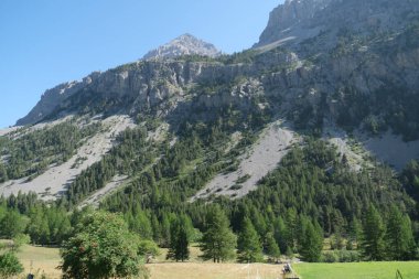 Valle Stretta Torino 'daki dağların ve Alplerin genel görünümü. Yüksek kalite fotoğraf