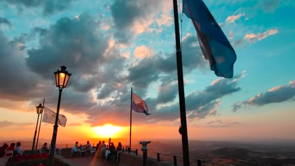 Belo pôr do sol em San Marino com bandeira acenando ao vento — Vídeo de Stock