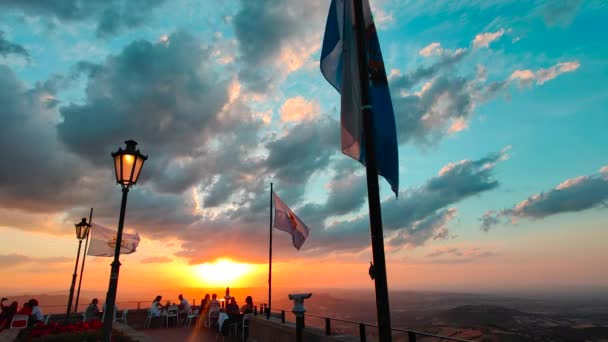 Schöner Sonnenuntergang in San Marino mit wehender Fahne im Wind — Stockvideo
