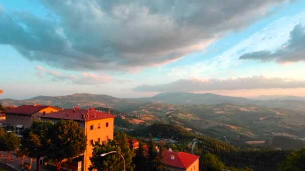 Hermosa puesta de sol en San Marino con panorama sobre la colina — Vídeos de Stock