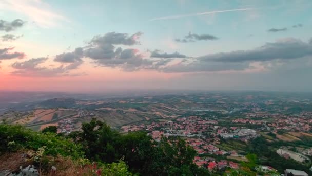 美しいサンマリノの夕日と丘の上のパノラマ — ストック動画