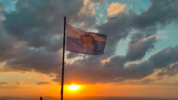 Schöner Sonnenuntergang in San Marino mit wehender Fahne im Wind — Stockvideo