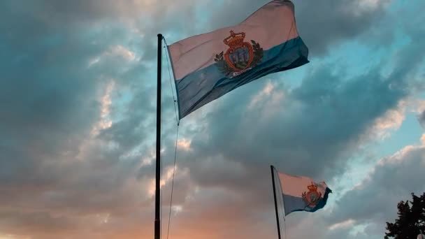 Belo pôr do sol em San Marino com bandeira acenando ao vento — Vídeo de Stock