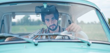 Eskimiş İtalyan Tiffany arabasında sakallı, açık renk gözlü, güzel, siyah saçlı İtalyan bir modelin portresi. Yüksek kalite fotoğraf