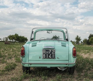 Reggio Emilia, İtalya - 2021 08 26: Tiffany renginde ve beyaz iç mimarisi olan bir İtalyan otomobil otomobili Autobianchi Bianchina Spiaggina. Yüksek kalite fotoğraf