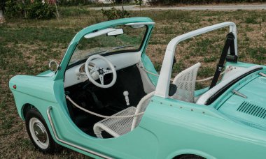 Reggio Emilia, İtalya - 2021 08 26: Tiffany renginde ve beyaz iç mimarisi olan bir İtalyan otomobil otomobili Autobianchi Bianchina Spiaggina. Yüksek kalite fotoğraf