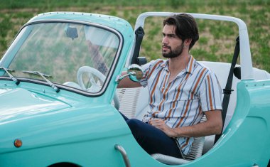 Eskimiş İtalyan Tiffany arabasında sakallı, açık renk gözlü, güzel, siyah saçlı İtalyan bir modelin portresi. Yüksek kalite fotoğraf