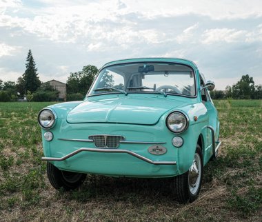 Reggio Emilia, İtalya - 2021 08 26: Tiffany renginde ve beyaz iç mimarisi olan bir İtalyan otomobil otomobili Autobianchi Bianchina Spiaggina. Yüksek kalite fotoğraf