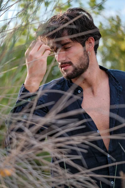 Retrato Hermoso Modelo Italiano Pelo Oscuro Con Ojos Claros Camisa — Foto de Stock