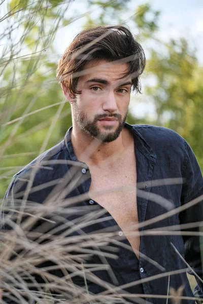 Retrato Hermoso Modelo Italiano Pelo Oscuro Con Ojos Claros Camisa —  Fotos de Stock