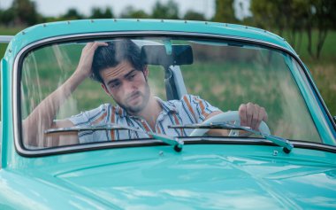 Eskimiş İtalyan Tiffany arabasında sakallı, açık renk gözlü, güzel, siyah saçlı İtalyan bir modelin portresi. Yüksek kalite fotoğraf