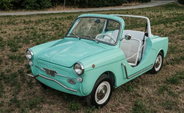 Reggio Emilia, İtalya - 2021 08 26: Tiffany renginde ve beyaz iç mimarisi olan bir İtalyan otomobil otomobili Autobianchi Bianchina Spiaggina. Yüksek kalite fotoğraf