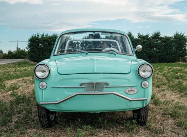 Reggio Emilia, İtalya - 2021 08 26: Tiffany renginde ve beyaz iç mimarisi olan bir İtalyan otomobil otomobili Autobianchi Bianchina Spiaggina. Yüksek kalite fotoğraf