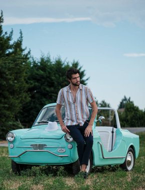 Koyu renk saçlı İtalyan modelin portresi açık renk gözlü ve siyah gömlekli ve ağaçlarda sakallı. Yüksek kalite fotoğraf