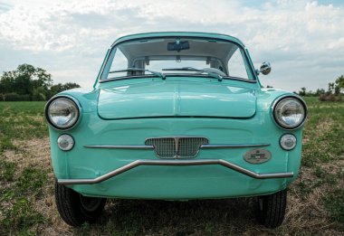 Reggio Emilia, İtalya - 2021 08 26: Tiffany renginde ve beyaz iç mimarisi olan bir İtalyan otomobil otomobili Autobianchi Bianchina Spiaggina. Yüksek kalite fotoğraf