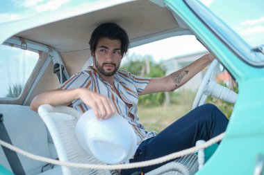 Eskimiş İtalyan Tiffany arabasında sakallı, açık renk gözlü, güzel, siyah saçlı İtalyan bir modelin portresi. Yüksek kalite fotoğraf