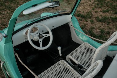 Reggio Emilia, İtalya - 2021 08 26: Tiffany renginde ve beyaz iç mimarisi olan bir İtalyan otomobil otomobili Autobianchi Bianchina Spiaggina. Yüksek kalite fotoğraf