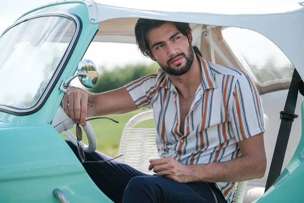 Portret Van Een Prachtige Donkerharige Italiaanse Modelman Met Lichte Ogen — Stockfoto