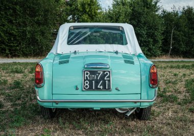 Reggio Emilia, İtalya - 2021 08 26: Tiffany renginde ve beyaz iç mimarisi olan bir İtalyan otomobil otomobili Autobianchi Bianchina Spiaggina. Yüksek kalite fotoğraf