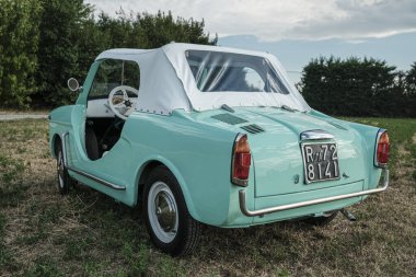 Reggio Emilia, İtalya - 2021 08 26: Tiffany renginde ve beyaz iç mimarisi olan bir İtalyan otomobil otomobili Autobianchi Bianchina Spiaggina. Yüksek kalite fotoğraf