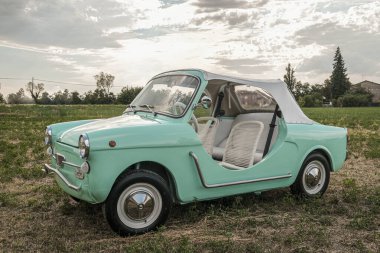 Reggio Emilia, İtalya - 2021 08 26: Tiffany renginde ve beyaz iç mimarisi olan bir İtalyan otomobil otomobili Autobianchi Bianchina Spiaggina. Yüksek kalite fotoğraf